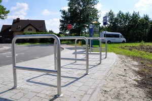 Czechowice-Dziedzice: Rowerem na autobus. Stojaki rowerowe na pętli autobusowej w Bronowie Czechowice-Dziedzice: Rowerem na autobus. Stojaki rowerowe na pętli autobusowej w Bronowie